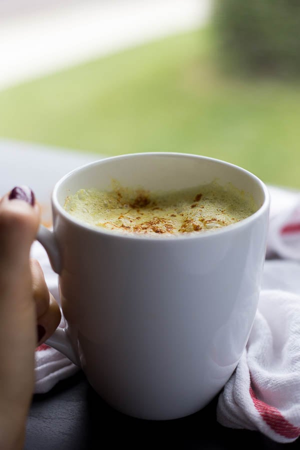 Feel Good Turmeric Latte: This homemade latte is filled with healthy ingredients that will keep you feeling awesome this fall! Naturally gluten free and vegan. || fooduzzi.com recipe