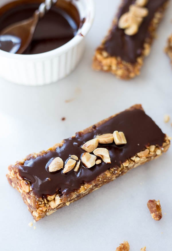 No-Bake Peanut Butter Cup Snack Bars: An addictive 5-ingredient snack or dessert that's gluten free, vegan, and healthy! They taste just like a candy bar! || fooduzzi.com recipes