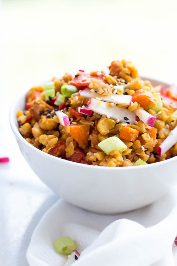 Protein Fried Rice: This vegan & gluten free 15 minute meal is full of protein and fresh flavors! It only requires 8 ingredients, and it's a healthy dinner or lunch option! Bet you can't guess the secret ingredient! || fooduzzi.com recipe