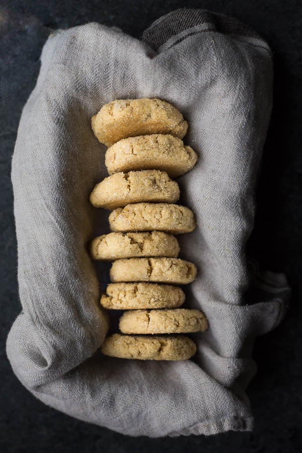 Sparkling Vegan Almond Butter Oat Cookies: Soft and chewy cookies...with a crunch! These vegan and gluten free cookies require only a handful of ingredients, and they're so sparkly thanks to a sugary coating! || fooduzzi.com recipe