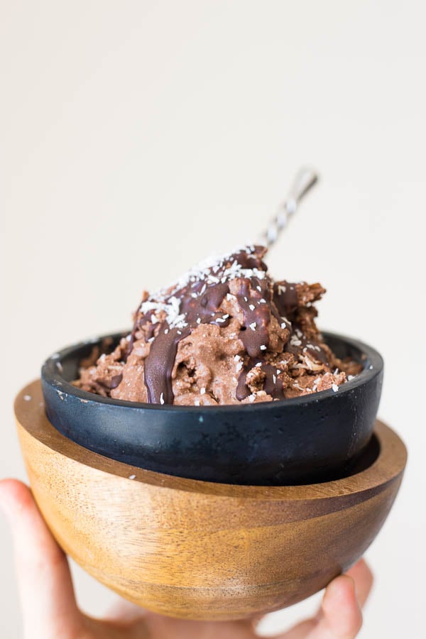 Vegan No Churn Chocolate Coconut Ice Cream (& Hot/Cold Date Night In): this healthy ice cream is made up of only 6 ingredients! It's date-sweetened and paired with a healthy magic chocolate shell that hardens on top! || fooduzzi.com recipe
